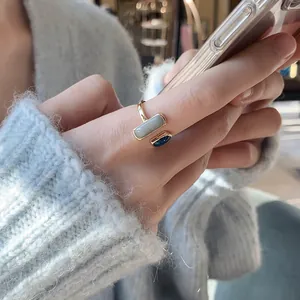 Vista dettagliata di un elegante anello aperto geometrico in smalto alla moda