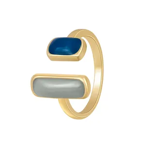Anello aperto geometrico dorato minimalista elegante con dettagli in smalto blu e grigio