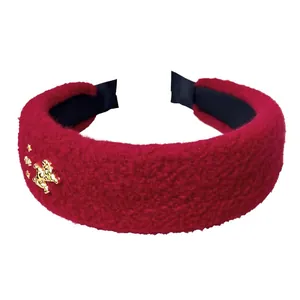 Eleganter roter Plüsch-Haarreif mit goldenem Pferde-Charm auf weißem Hintergrund