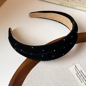 Nahaufnahme eines eleganten schwarzen beflockten Haarreifs mit silbernen Punkten