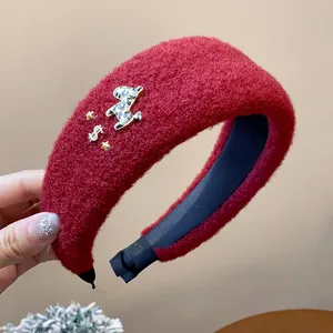 Detail der luxuriösen roten beflockten Textur und des goldenen Ponys dieses festlichen Stirnbands