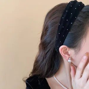Elegantes schwarzes Samt-Stirnband mit glitzernden Strass-Punkten im Detail