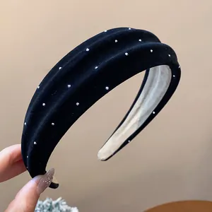 Nahaufnahme eines schwarzen geflockten Haarreifs mit glitzernden Strasssteinen im Vintage-Stil