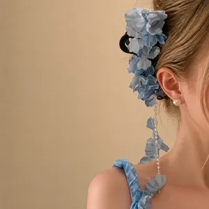 Elegante lichtblauwe stoffen bloemen haarklem met parelkwastjes voor dames haarstyling