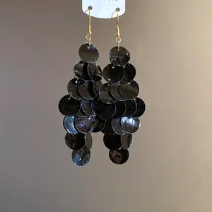 Vue détaillée de boucles d'oreilles à pampilles en disques de nacre noire multicouches