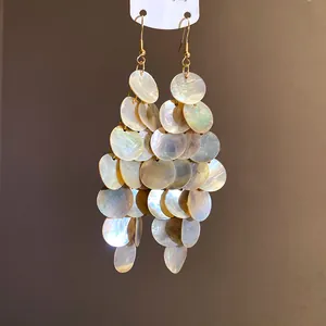 Vue détaillée de boucles d'oreilles pampilles en nacre avec disques de nacre irisés élégants.