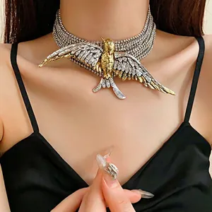 Collana vintage stile francese con rondine, strass multistrato e dettagli in cristallo.