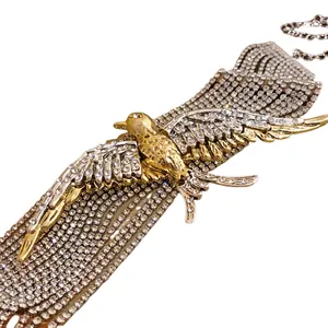 Elegante collana multistrato vintage francese con rondine e strass in cristallo scintillanti