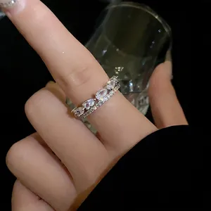 Elegante anello aperto geometrico in zircone color argento con motivo a foglia