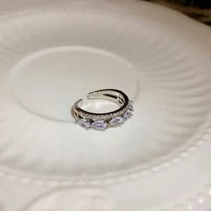Elegante anello aperto in argento con zircone a foglia su piatto di ceramica