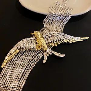 Dettaglio macro della collana rondine di lusso francese con strass scintillanti multistrato