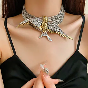 Primo piano di una collana con pendente a rondine ornata di cristalli scintillanti e strass.