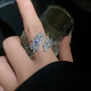 Dettaglio ravvicinato di un anello aperto argentato con accenti di foglie in zircone