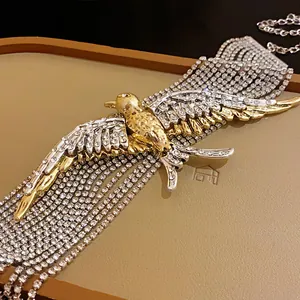 Dettaglio della collana di strass a strati rondine vintage con intarsio di cristalli.