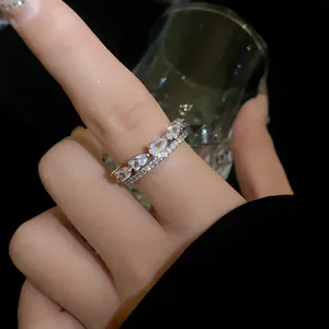 Primo piano di eleganti anelli sovrapponibili in zircone con pietre a foglia e micropavé.