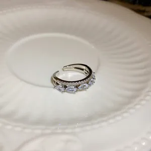 Vista dettagliata dell'anello regolabile in argento con cinque zirconi a forma di foglia