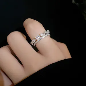 Dettaglio ravvicinato di un anello in zircone argento con pietre geometriche brillanti
