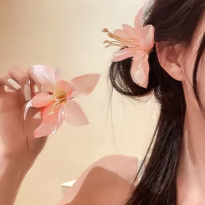 Gros plan détaillé d'une pince à cheveux fleur de lys rose portée sur des cheveux doux