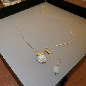 Collier en or de style français vintage avec un élégant pendentif rose blanche et bourgeon