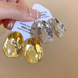 Minimalistische ovale Ohrstecker mit gehämmerter Textur, erhältlich in Gold und Silber