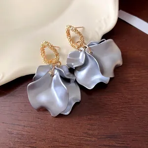 Orecchini pendenti a petalo stropicciato vintage con cerchi dorati e perni in argento S925