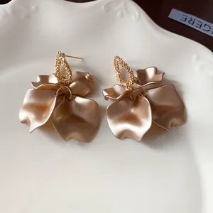Eleganti orecchini a pendente a petalo in oro opaco con design a fiori plissettati retro