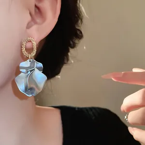 Eleganti orecchini a goccia a petalo grigio cangiante con cerchi dorati per donna