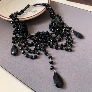 Élégant collier à plusieurs rangs de perles en cristal noir avec pendentifs en goutte