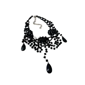 Collier de fleurs en cristal noir multicouche élégant avec pendentifs en forme de larme