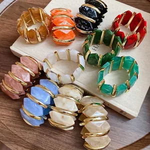 Set aus bunten, unregelmäßigen Acryl-Diamant-Stretch-Armbändern mit Gold-Abstandshaltern