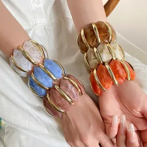 Bunte, unregelmäßige Acryl-Diamant-Stretch-Armbänder für Damen, modisches Accessoire.