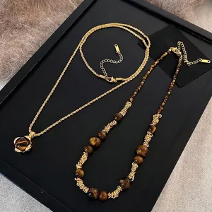 Makro-Detail des luxuriösen Tigerauge-Perlenketten-Sets mit goldfarbenen Elementen