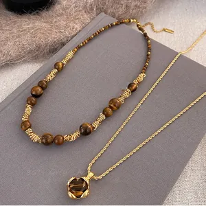Detailansicht der eleganten, geschichteten Tigeraugenstein-Halskette und Goldkette