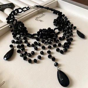 Vue détaillée du collier en cristal noir multicouche avec de magnifiques pendentifs gouttes.