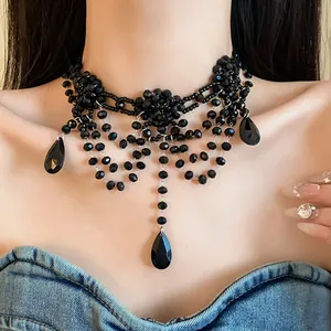 Détail d'un élégant collier multicouche en perles noires avec pendentifs en cristal