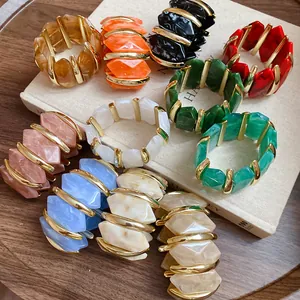 Detailansicht verschiedener farbenfroher Acryl-Stretch-Armbänder mit unregelmäßigen Rautenmustern