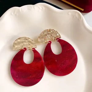 Retro U-shaped drop earrings with red marble texture and hammered gold accents