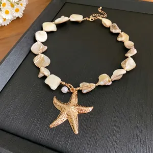 Strandhalskette mit unregelmäßigen Muschelperlen und goldenem Seestern-Anhänger