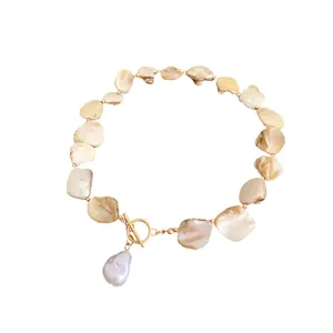 Elegante Halskette mit unregelmäßigen Muschelovalen, goldenem Knebelverschluss und Anhänger