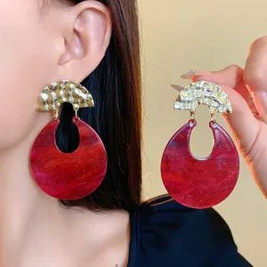 Vintage red marbled resin U-shaped earrings with hammered gold-tone metal detail
