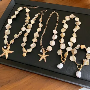 Schmuckkollektion im Meeresdesign mit Naturschalen und goldenen Seestern-Anhängern