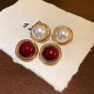 Pendientes de Botón de Perlas Artificiales Retorcidas Redondas Estilo Vintage Hong Kong para Mujer Joyas de Acero