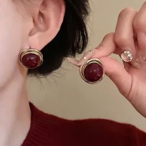 Pendientes redondos vintage envueltos en oro con perla bordeaux para mujer