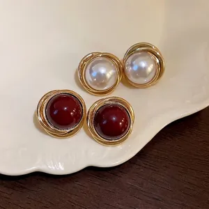 Elegantes pendientes de perlas vintage envueltos en hilo de oro blanco y granate