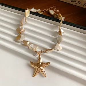 Nahaufnahme einer Muschelkette im Strandstil mit goldenem Seestern-Anhänger als Detail