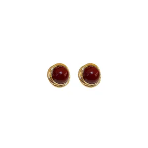 Elegantes pendientes de botón retro con perla roja y alambre dorado de acero inox