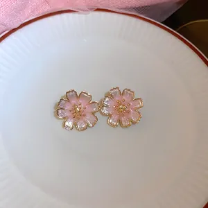 Zoete roze kersenbloesem oorknopjes met glinsterende emaille afwerking en gouden randjes