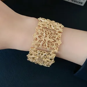 Elegante brazalete ancho dorado con filigrana floral calada para mujer joyería de moda