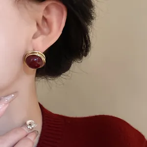Elegantes pendientes vintage rojo oscuro con borde de alambre dorado retorcido chic