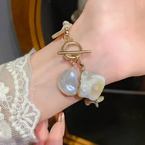 Nahaufnahme von unregelmäßigem Muschelarmband mit Knebelverschluss